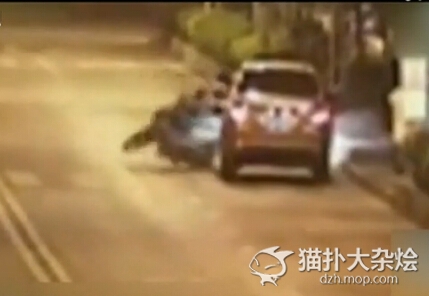 一对男女骑摩托模仿泰坦尼克号 一头撞上轿车...结局更悲伤！