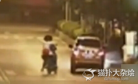 一对男女骑摩托模仿泰坦尼克号 一头撞上轿车...结局更悲伤！
