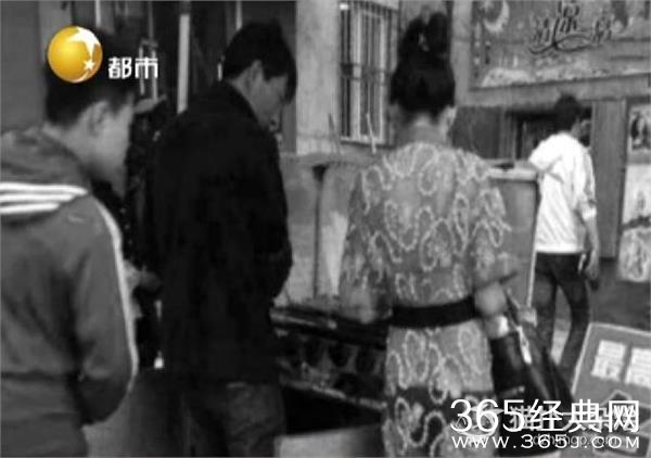 辽宁本溪一女子身着情趣透视装买烧烤，背后排队小学生看呆