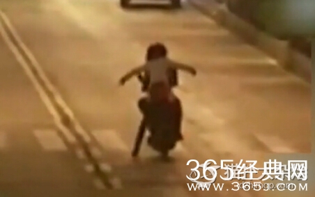 一对男女骑摩托模仿泰坦尼克号 一头撞上轿车...结局更悲伤！