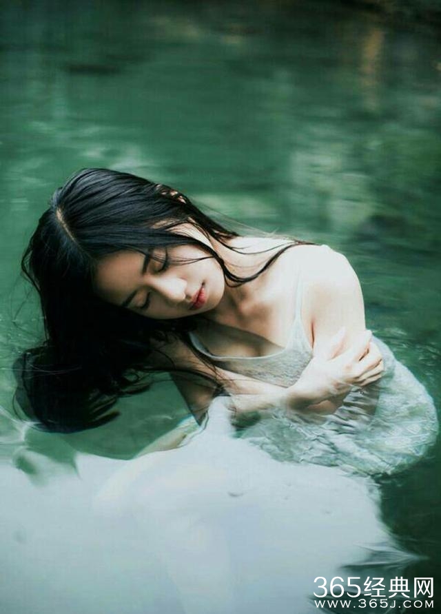 唯美的句子：重要的不是什么都拥有，而是你想要的恰好在身边