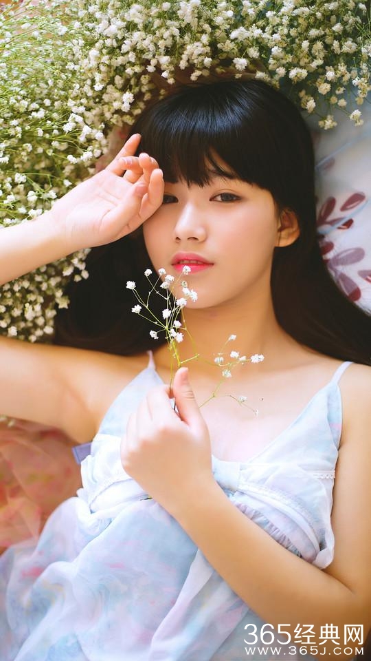 唯美的句子：重要的不是什么都拥有，而是你想要的恰好在身边