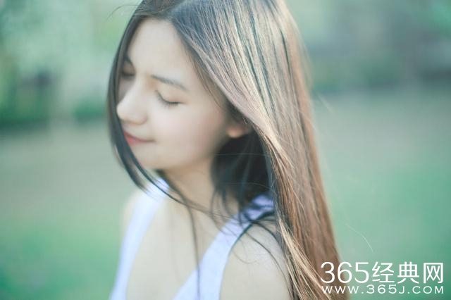 唯美的句子：重要的不是什么都拥有，而是你想要的恰好在身边