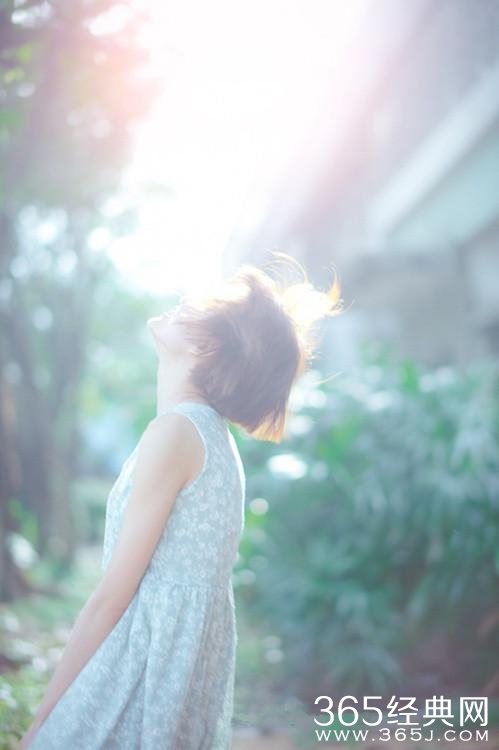 唯美的句子：重要的不是什么都拥有，而是你想要的恰好在身边