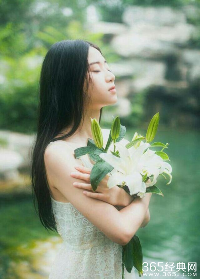 唯美的句子：重要的不是什么都拥有，而是你想要的恰好在身边