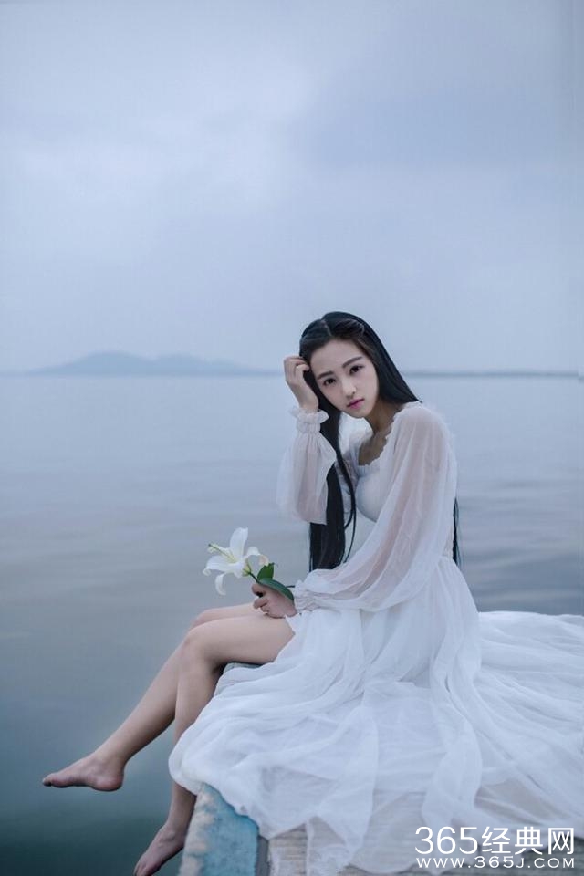 唯美的句子：重要的不是什么都拥有，而是你想要的恰好在身边