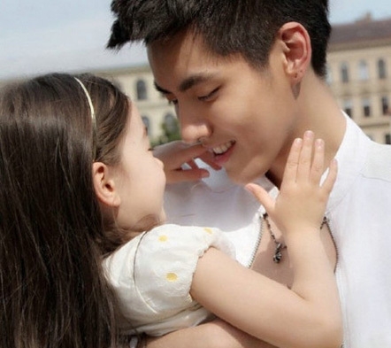 王祖蓝《爱上幼儿园》当爸 最爱蔡书灵 笑称和吴亦凡成为一家人（2）