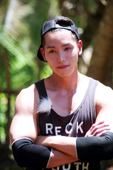 高空跳伞签生死状 《前往世界》素人男神走红