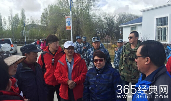 韩红率救援队抵达西藏 想亲自运送物资进灾区