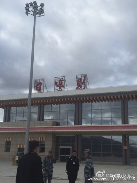 韩红率救援队抵达西藏 想亲自运送物资进灾区