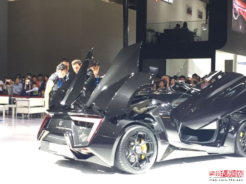 国民老公王思聪现身上海车展 没买到《速7》超跑不开心