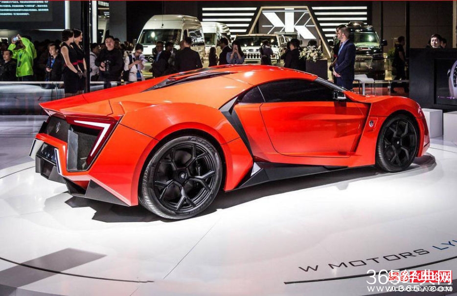 国民老公王思聪现身上海车展 没买到《速7》超跑不开心