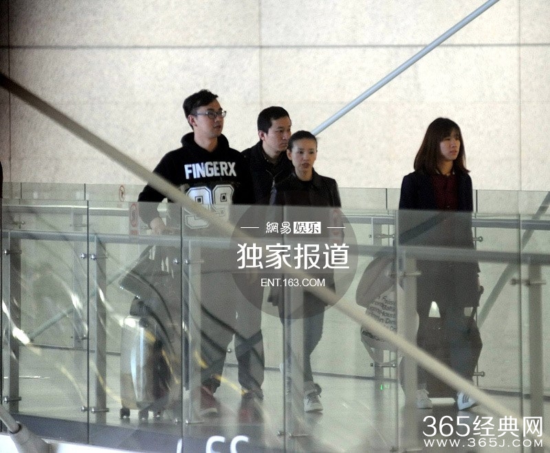 董洁皮衣小短裙现身 潮男陪伴