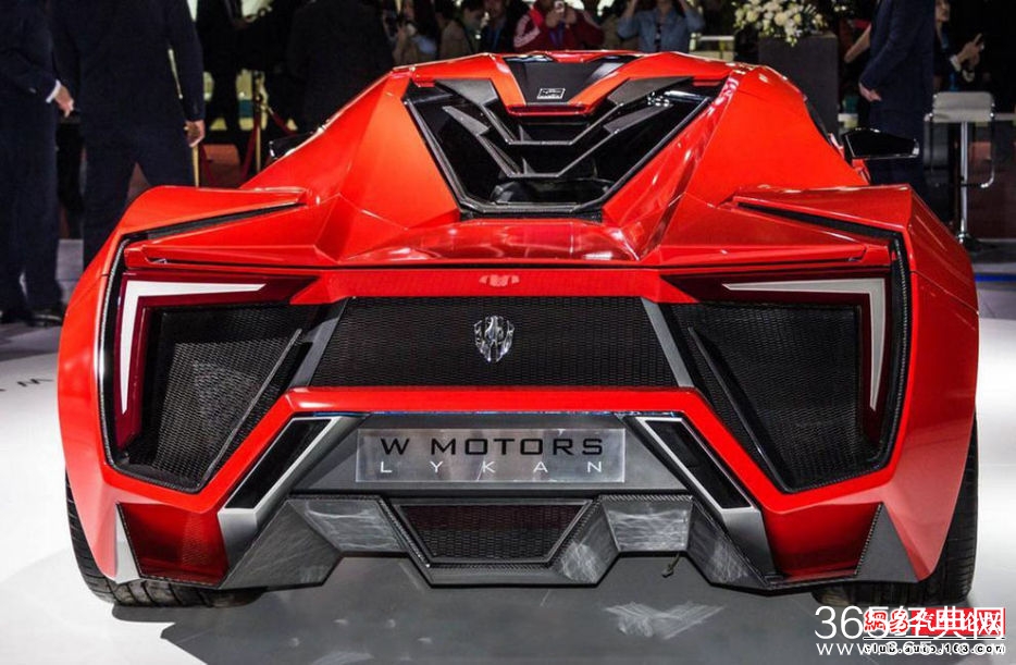 国民老公王思聪现身上海车展 没买到《速7》超跑不开心