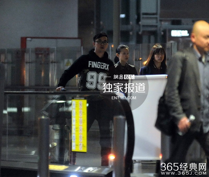 董洁皮衣小短裙现身 潮男陪伴