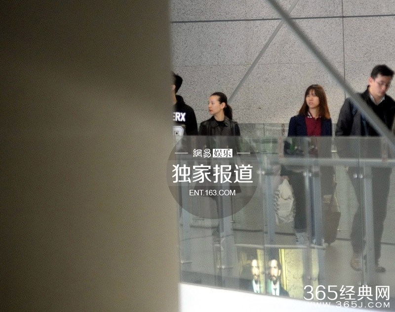 董洁皮衣小短裙现身 潮男陪伴