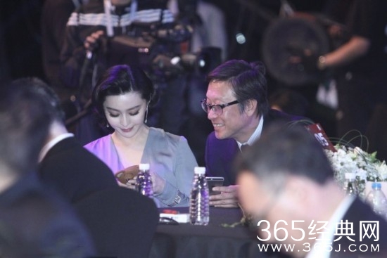 范冰冰与高层领导亲密互聊心情靓