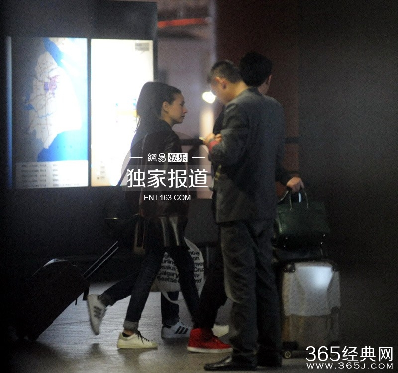 董洁皮衣小短裙现身 潮男陪伴