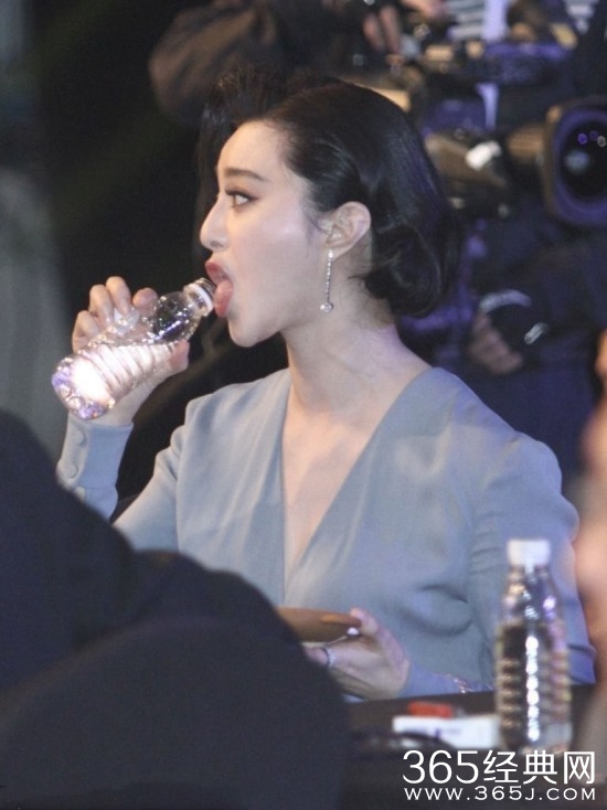 范冰冰与高层领导亲密互聊心情靓