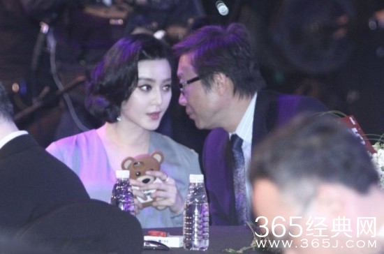 范冰冰与高层领导亲密互聊心情靓