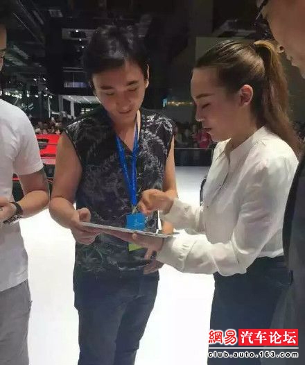 国民老公王思聪现身上海车展 没买到《速7》超跑不开心