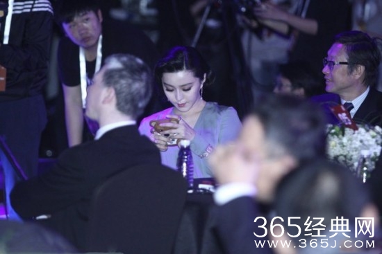 范冰冰与高层领导亲密互聊心情靓