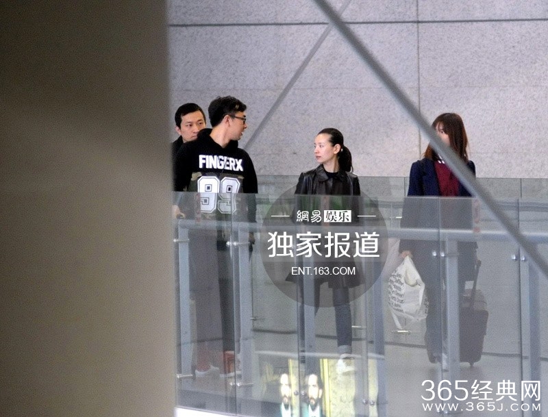 董洁皮衣小短裙现身 潮男陪伴