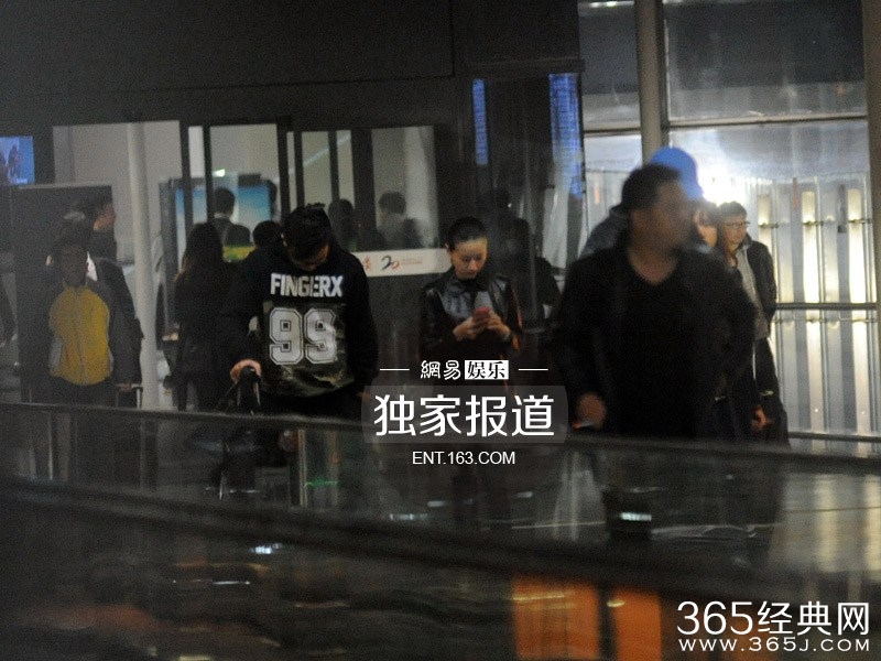 董洁皮衣小短裙现身 潮男陪伴