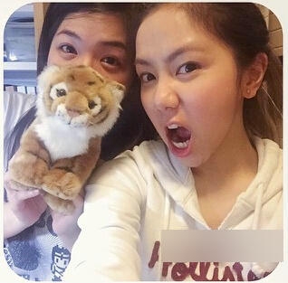 邓紫棋晒姐妹合照