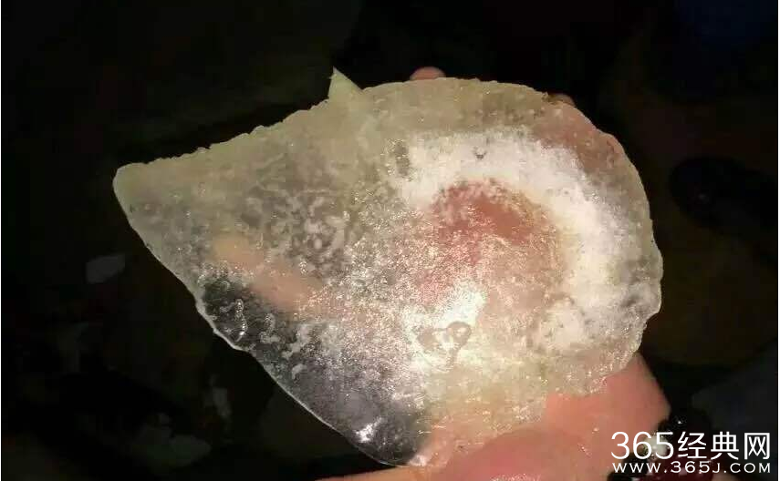 江苏天降巨型冰雹 汽车玻璃遭飞来横祸