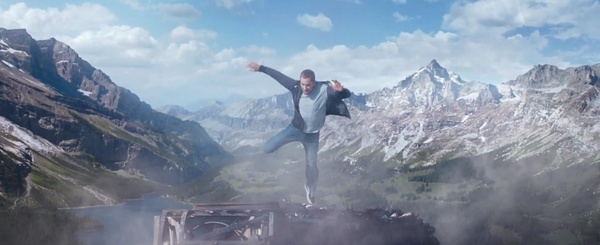 动物从天而降！西安一男子看电影时遭意外吓抽搐