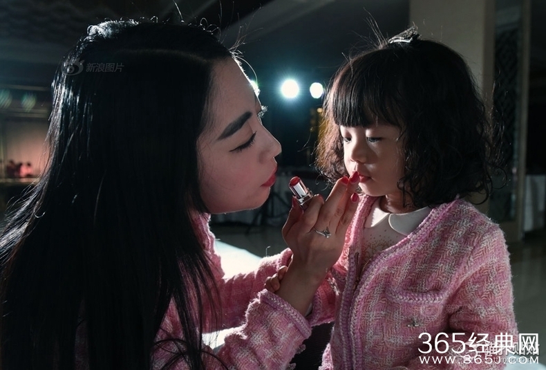 辣妈花百万给2岁女儿买名牌办T台秀庆生_2015辣妈告诉你什么叫有钱任性_365经典网