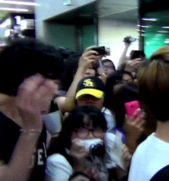 EXO经纪人机场殴打粉丝详情