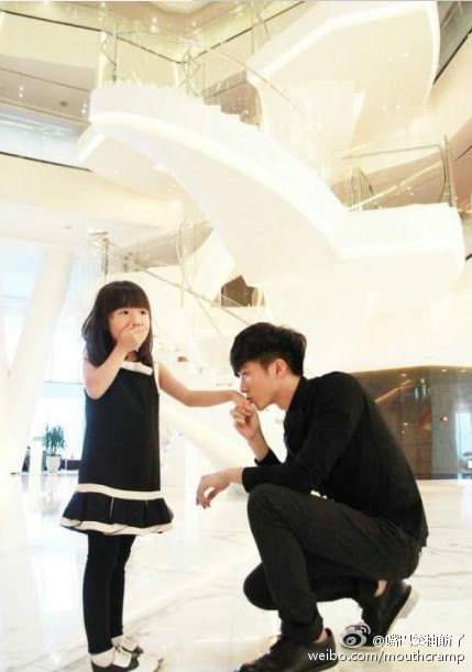 相差18年的兄妹，超有爱！！！