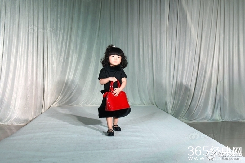 辣妈花百万给2岁女儿买名牌办T台秀庆生_2015辣妈告诉你什么叫有钱任性_365经典网