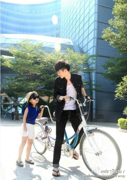 相差18年的兄妹，超有爱！！！