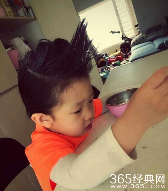 周杰伦晒干儿子杀马特萌照