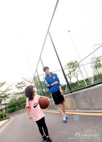 相差18年的兄妹，超有爱！！！