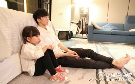 相差18年的兄妹，超有爱！！！