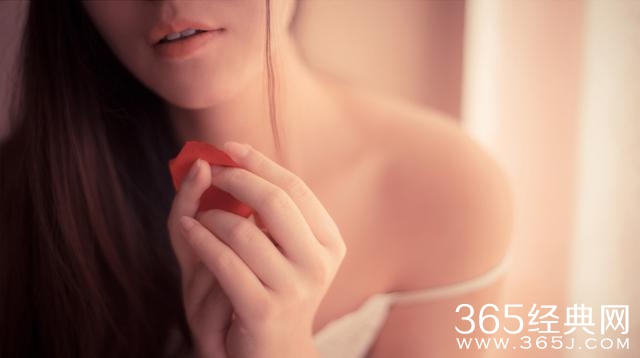 小如拳头的心脏，只能装下一个你，再也装不下另一人。