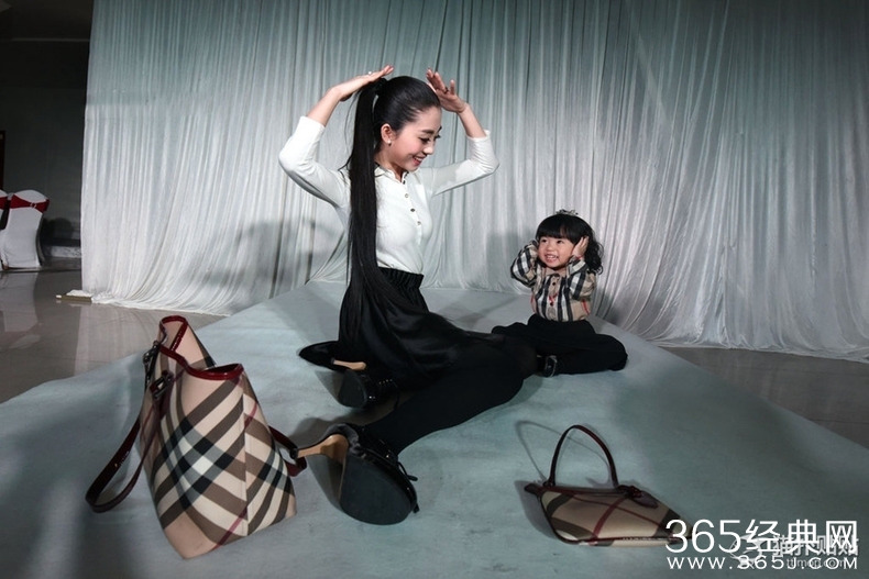 辣妈花百万给2岁女儿买名牌办T台秀庆生_2015辣妈告诉你什么叫有钱任性_365经典网