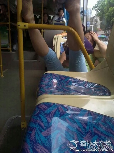 黑脚女走红_株洲17路公交惊现黑脚女在车上练习劈叉视频在线观看_365经典网