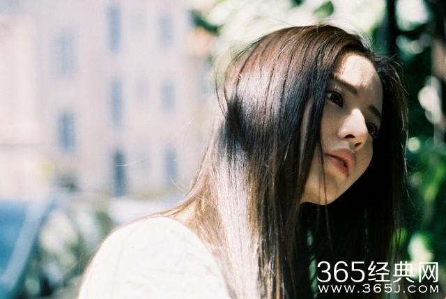 在任何难过或者快乐的时候，我只剩下微笑。