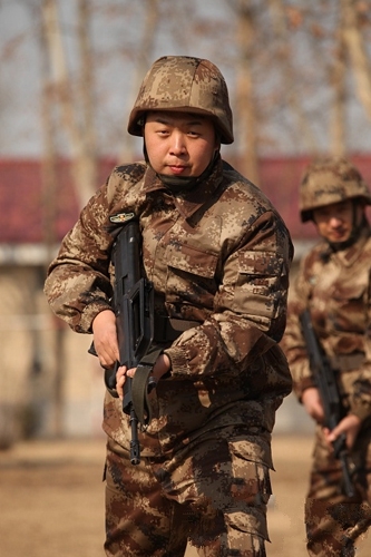 《真正男子汉》五一震撼开播 杜海涛实弹射击神逆袭