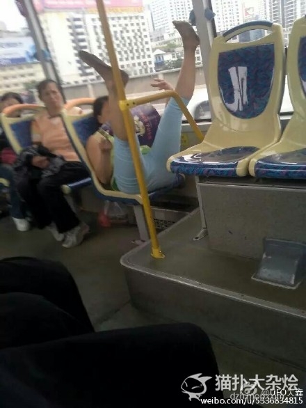 黑脚女走红_株洲17路公交惊现黑脚女在车上练习劈叉视频在线观看_365经典网