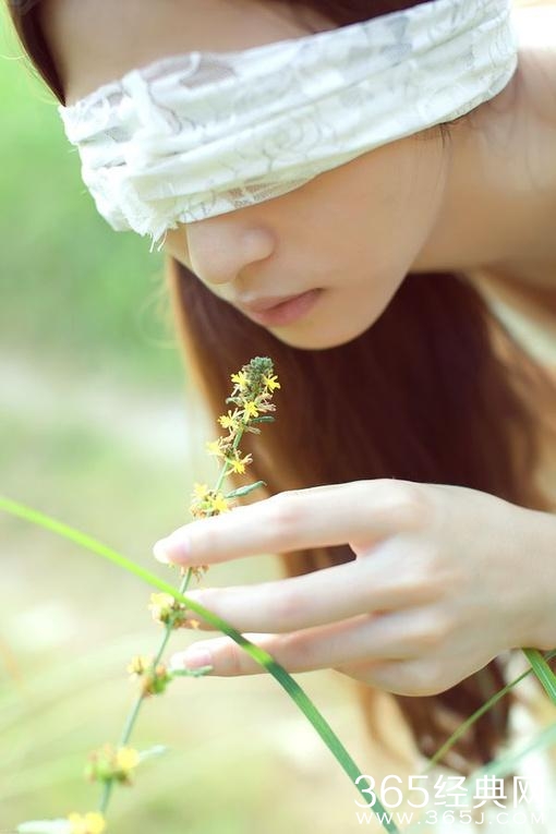 哭给自己听,笑给别人看,这就是所谓的人生。