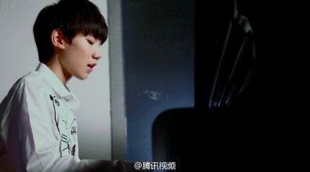 Tfboys王源现场弹唱《他和她》MV歌词欣赏