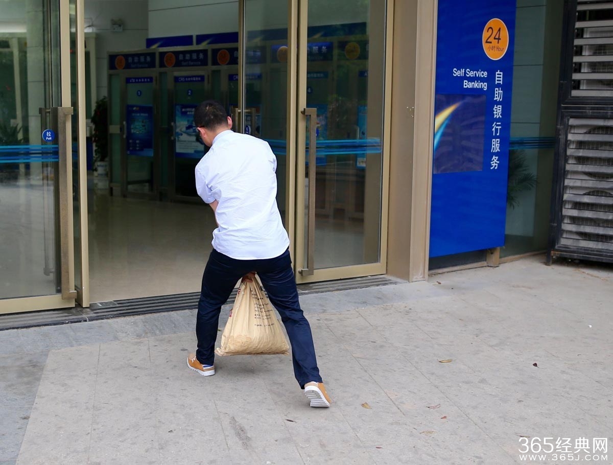 女子存百斤零钱遭拒