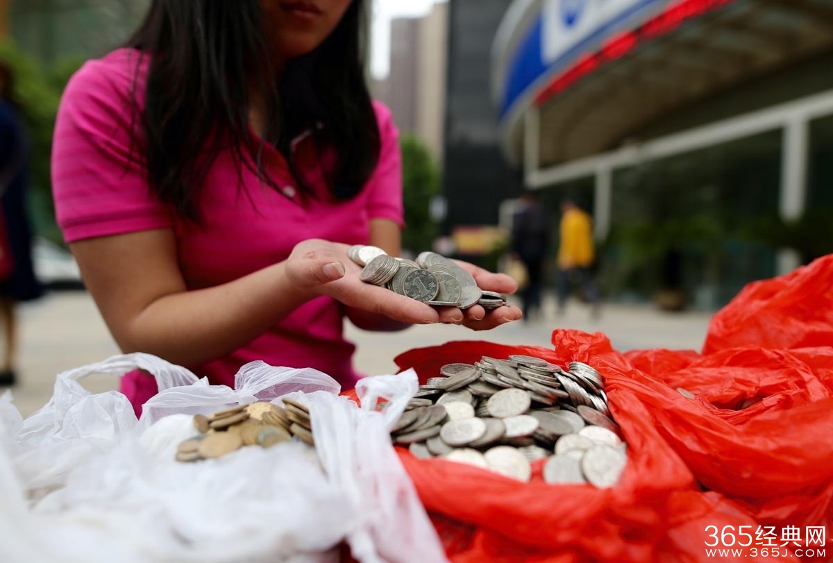 女子存百斤零钱遭拒
