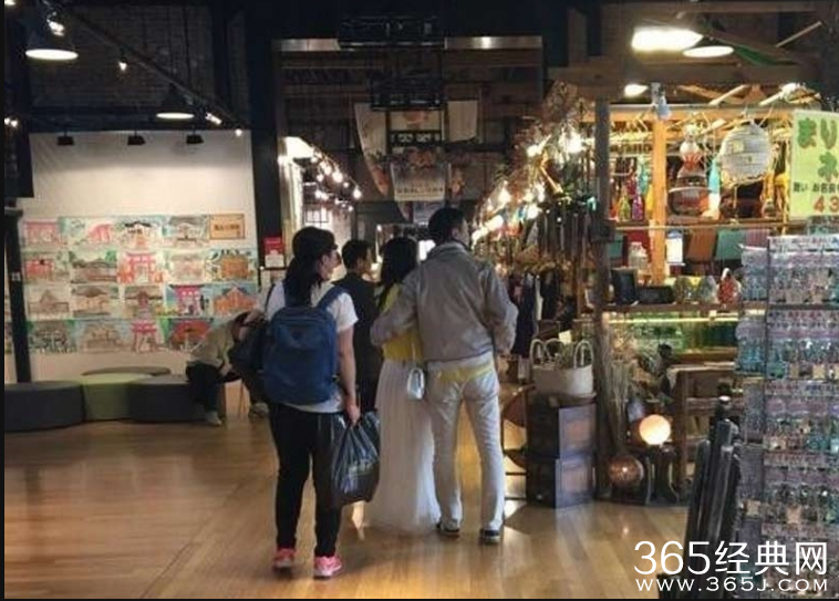 奶茶妹妹与刘强东同游日本